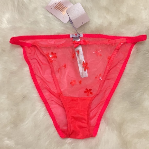 Savage X Fenty Foiled Sprigs
Embroidered String Bikini🌺🌺 - Picture 2 of 7